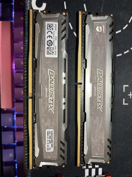 Kit Memorie RAM 16GB 2x8 DDR4 3200MHz Corsair + Crucial