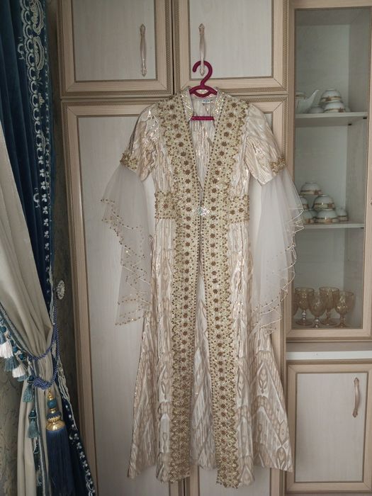 Ansambil kiyimi tillaqoshi bilan