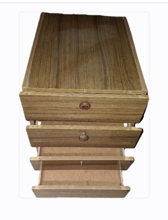 Тумбочка с раздвижными полками.