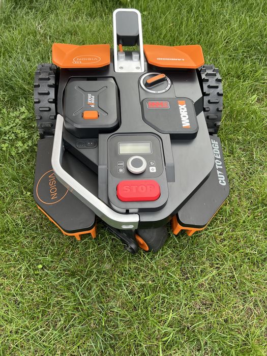 Robot pentru tuns iarba autonom Worx M600