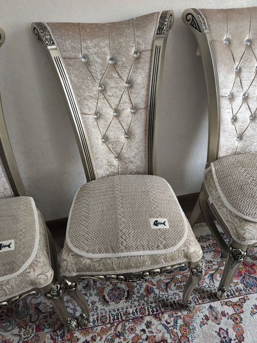 Стол и 17 стулья