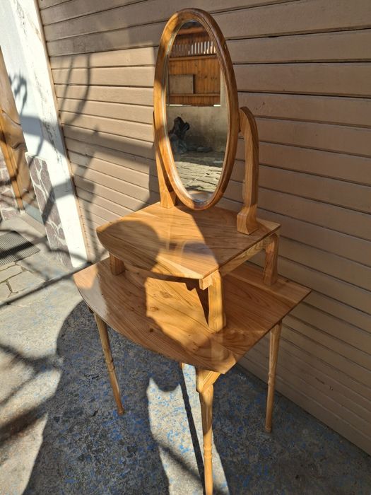 Продавам  масичка с огледало