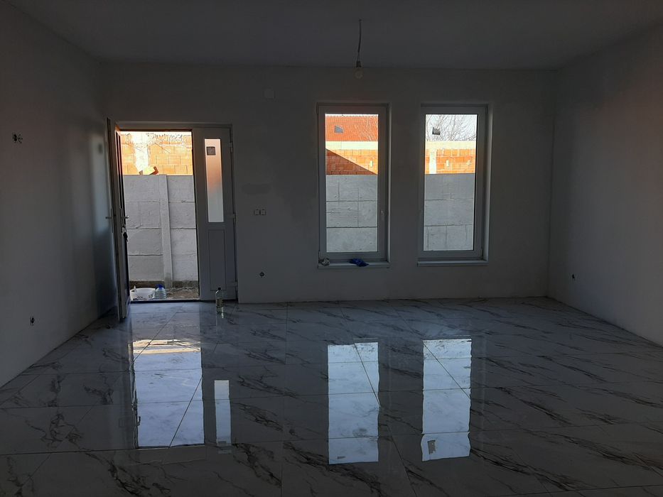 Vand casa in loc.Livada de Bihor