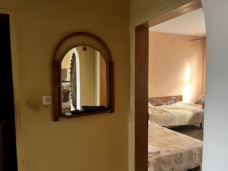 Просторен, многостаен апартамент в центъра на град Айтос