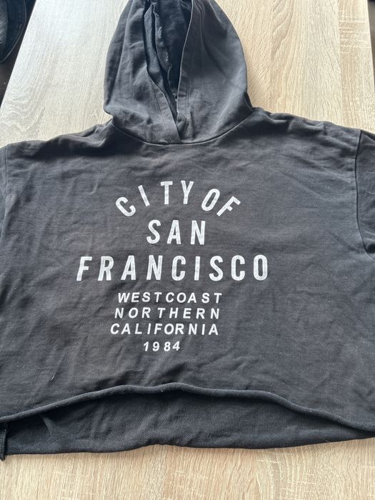 Черен къс суитшърт с качулка