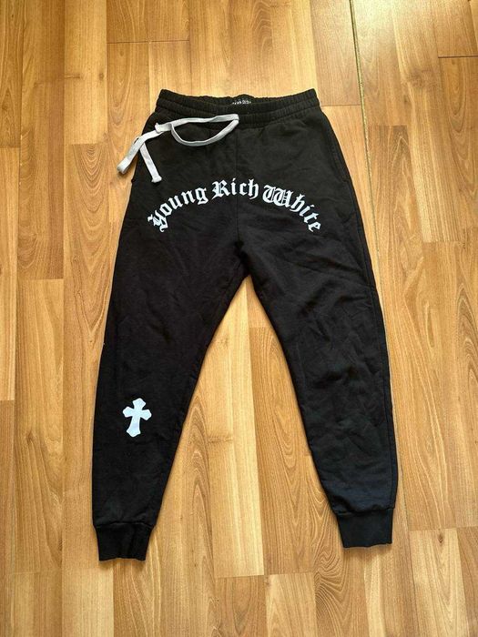 Pantaloni MadeBySociety cu eticheta (nu Nike, Gucci, Adidas, Balenciaga)