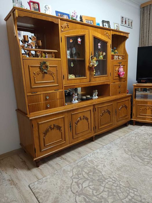 Vând Mobila sufragerie in stare buna + comoda  cu oglinda inclusa!