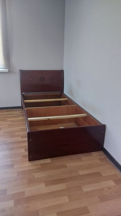 Кровать, кухонный гарнитур.