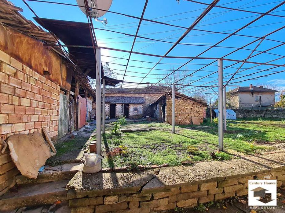 140329 Къща с равен двор и кладенец, в добро състояние, в с. Дъскот