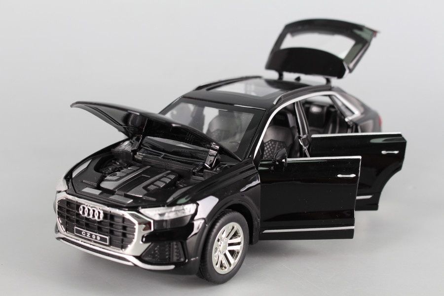 Audi Q8 (1:24) метална кола с отварящи се врати,звук и светлина