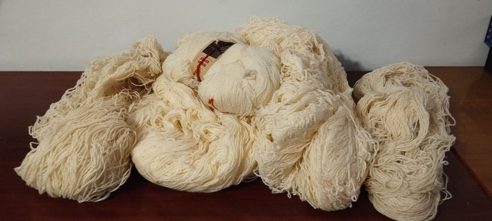 Продам полушерстяннную пряжу.