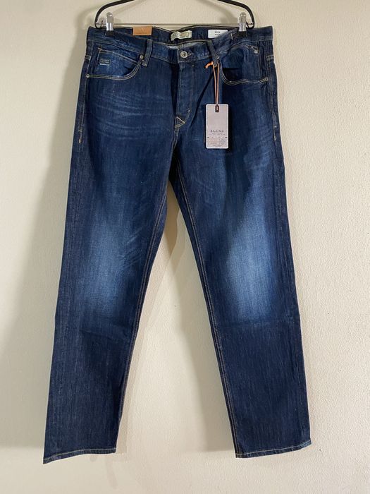 Blugi noi cu eticheta