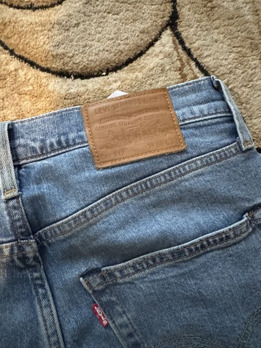 blugi levis albastrii