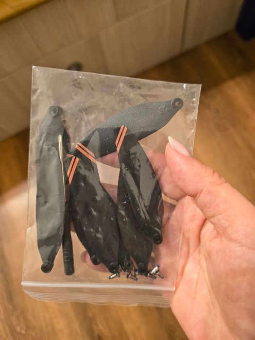 VAND Drona profesionala pentru incepatori sau avansati, Dronescu, Model SKYBITE, Tip QuadCopter, cu telecomanda reincarcabila si display integrat, GPS