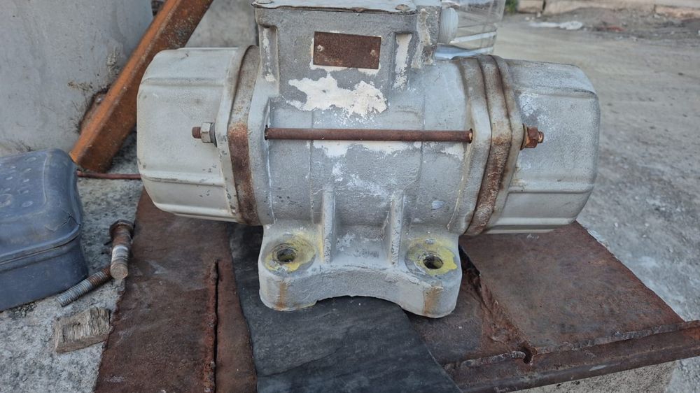 Продам двигатель вибратор