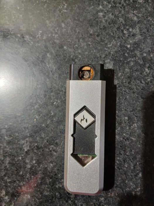 Bricheta Electrica DAISO JAPAN,cu incarcare usb,noua,in cutie.