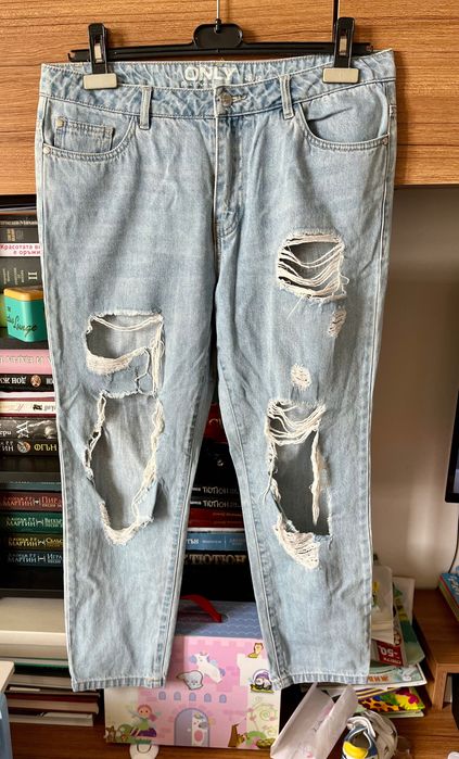 дънки М размер с накъсан ефект