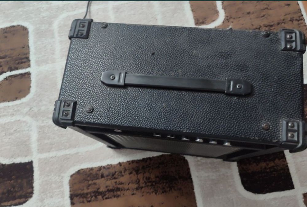 Продаю комбоусилитель