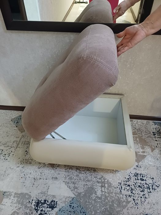 Пуфик на ножках 11000 тенге