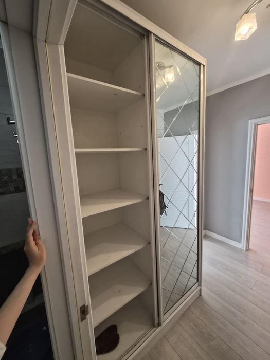 шкаф с выдвижной дверью