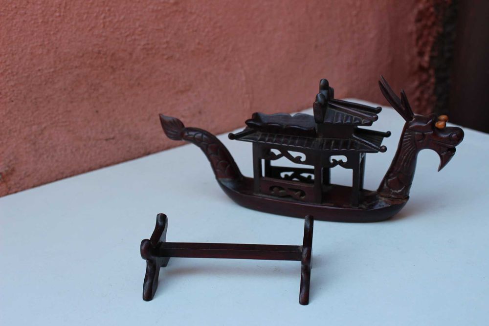 Figurina barca DRAGON, piesa colectie, sculptura lemn rosu CHINA