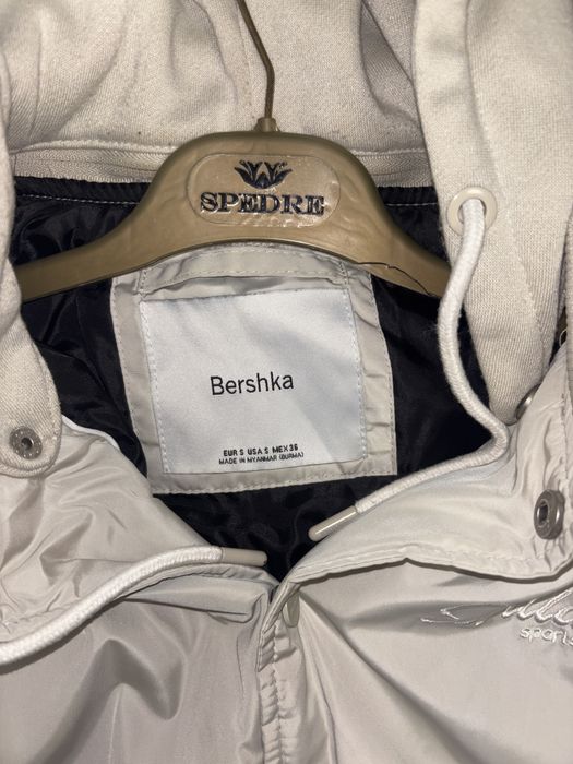 Geaca Bershka alba cu interior negru Marimea S,Barbati