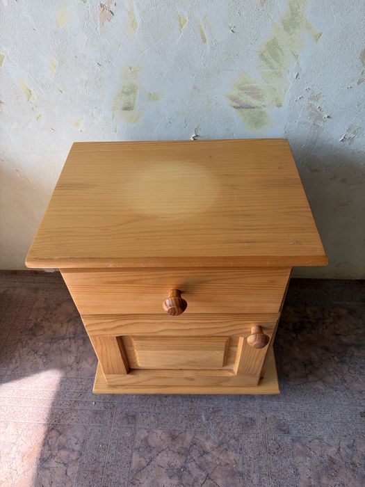 Нощни шкафчета от масивна дървесина