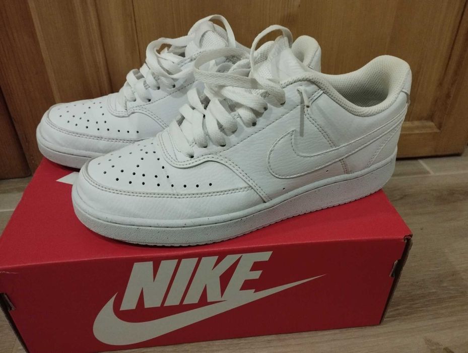 Дамски бели кецове Nike