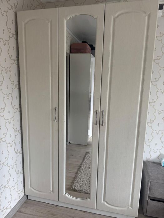 Шкаф для одежды и письменный стол