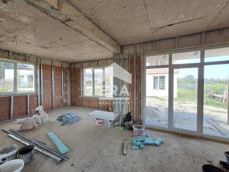 Двуетажна новострояща се къща за продажба, с 4 спални и голяма дневна,