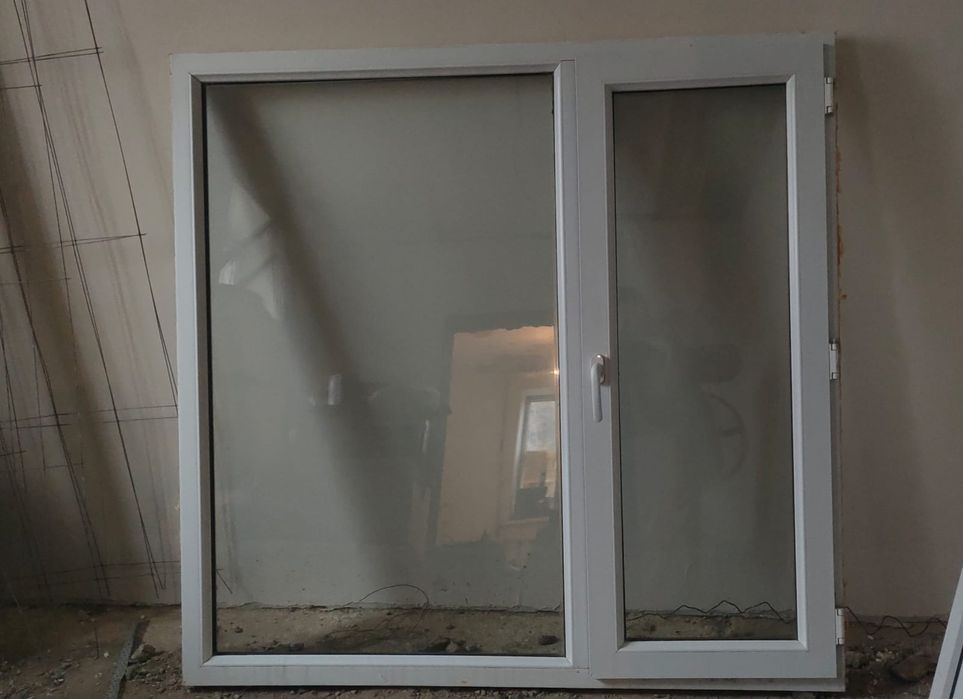 В хорошем состоянии продаются два окна.