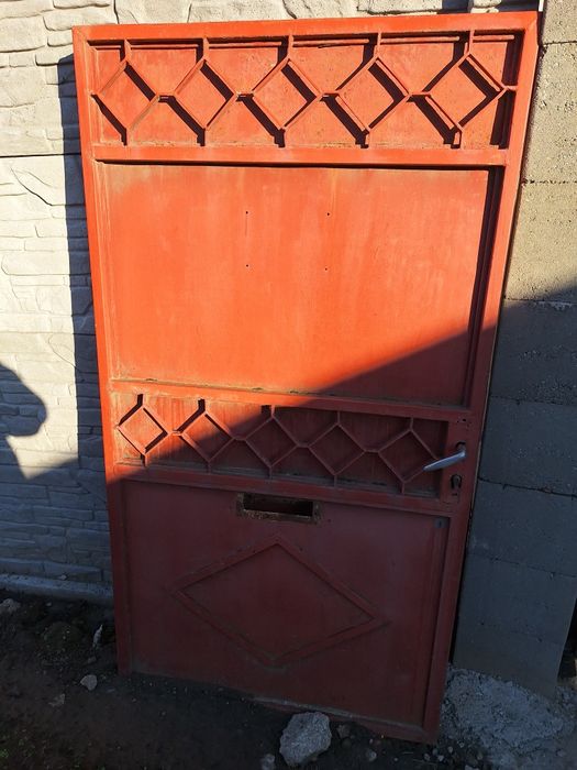 Vănd poartă și ușă din fier