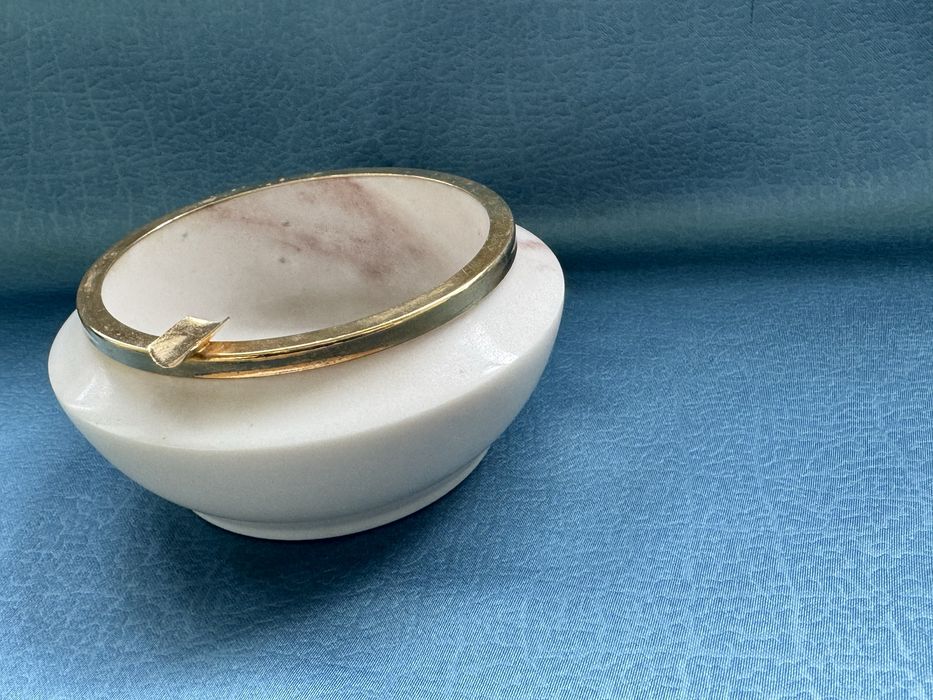 Мраморен пепелник , масивен , с месингов обков