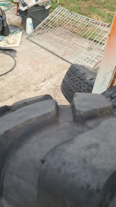 Cauciucuri excavator 11.00R20 și 10.00R20 cu detrapanti