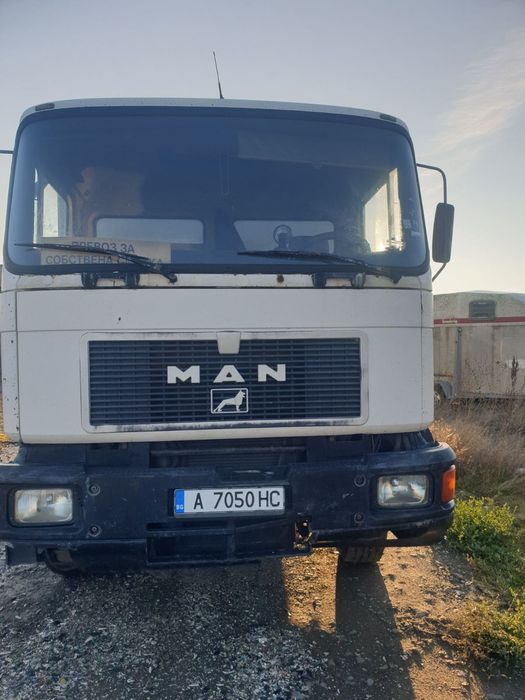 Продавам камион с падащ борд