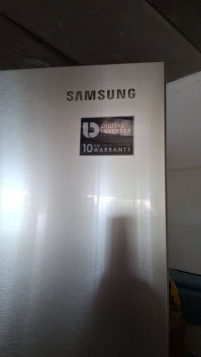 Почти нов Без забележки голям хладилник Samsung с долна камера. с