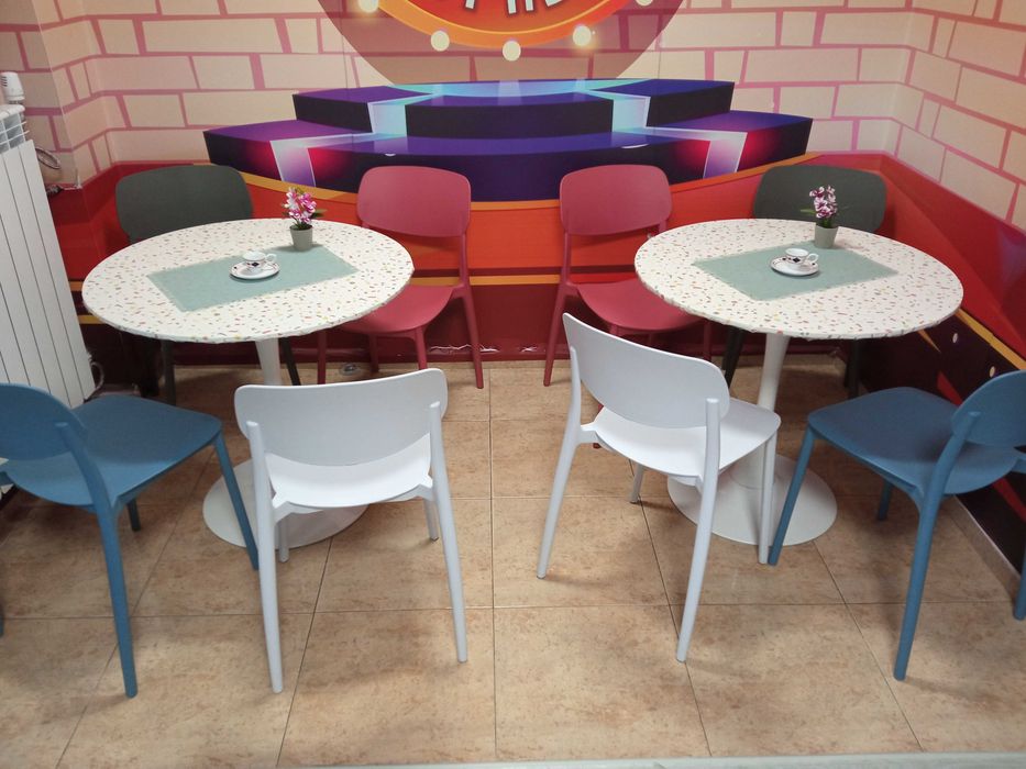 Кръгла бяла маса с 4 стола