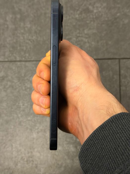 iPhone 15 Pro Max заключен iCloud