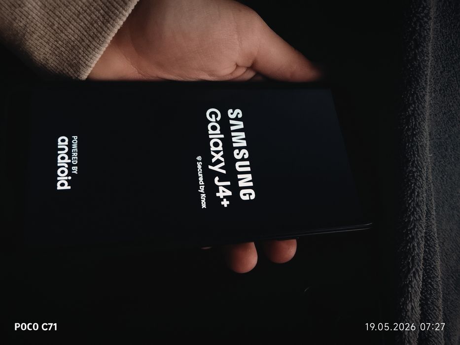 Телефон Samsung J4+