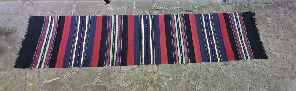 Шарени черги ръчно тъкани