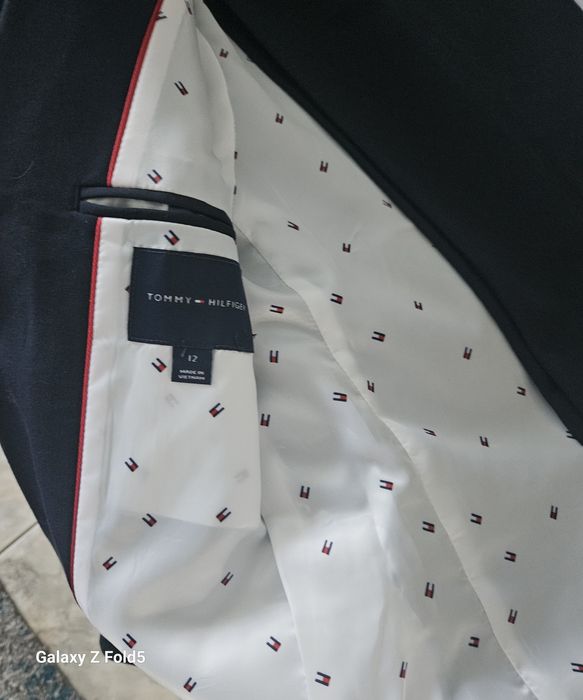 Vând costum Tommy H. 12 ani