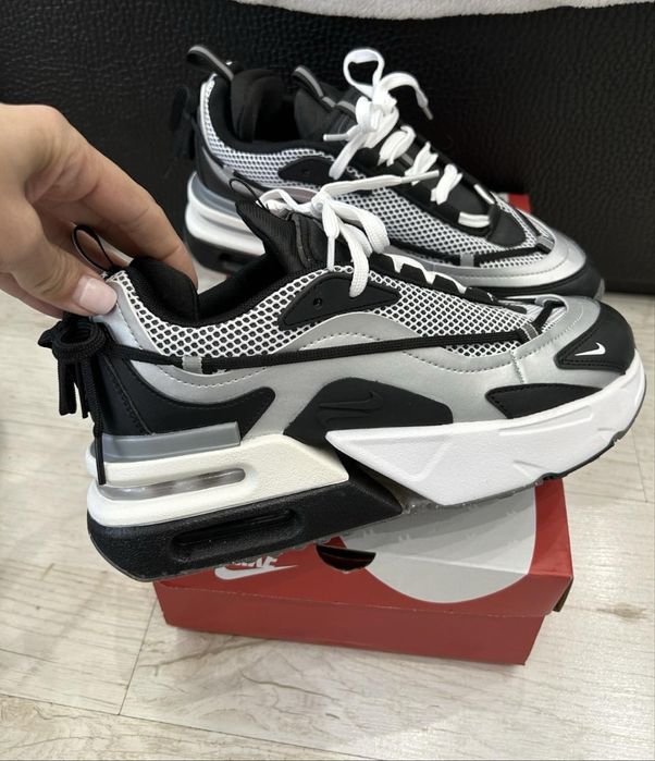 Nike,new balance,balenciaga