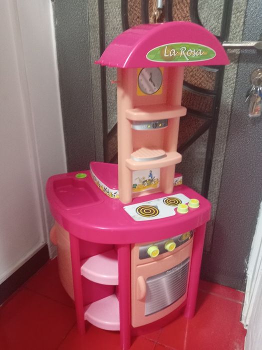 Vând bucătărie roz