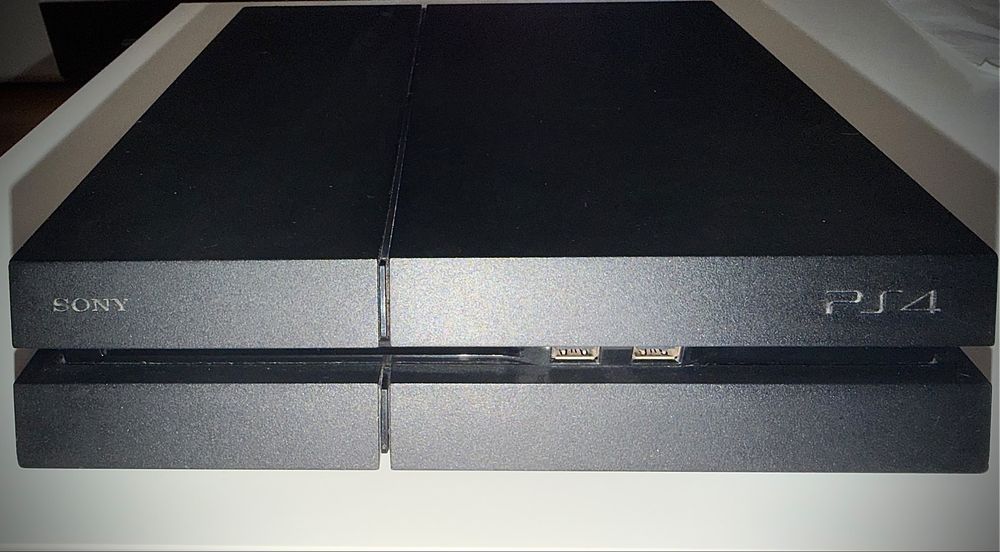 PS4 1TB + 2 manete originale + 10 jocuri in  stare foarte bună
