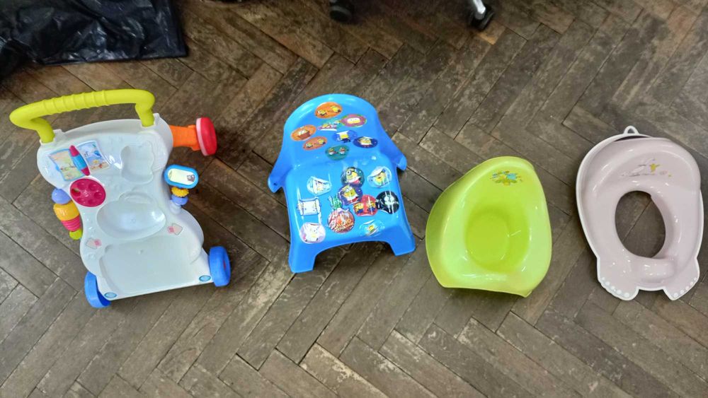 Детско столче, 3 бр. гърнета и тоалетни седалки и масичка
