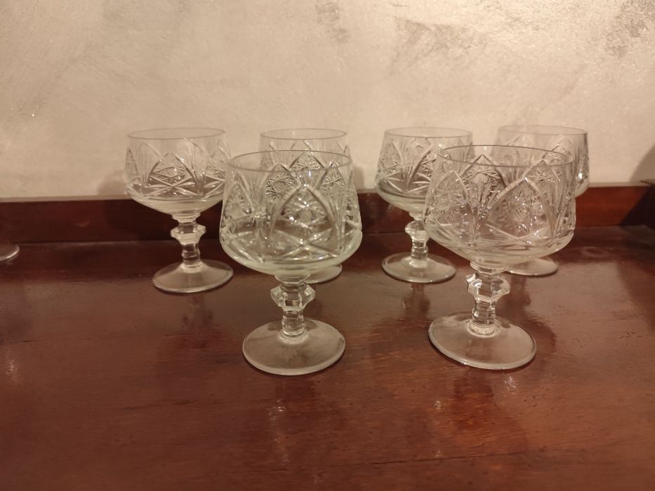 Кристални чаши за коняк и вино.