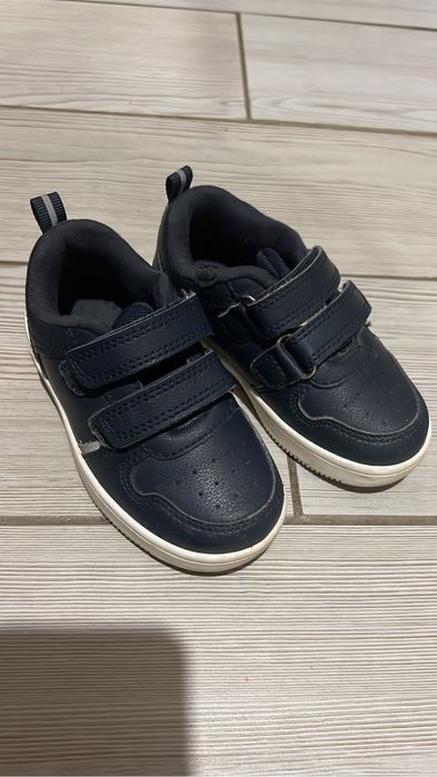 Продам детские ботинки на мальчика и девочку.