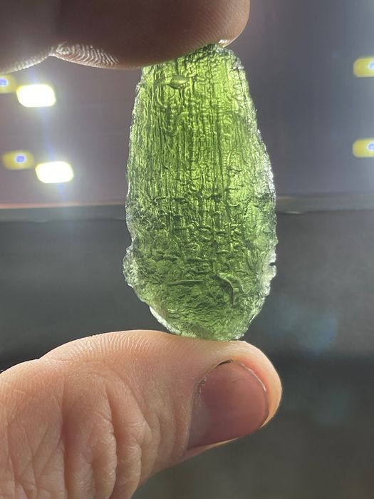 истински скъпоценен камък молдавит, метеорити, кристали