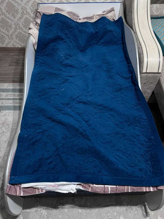 продам десткую кровать с матрасом