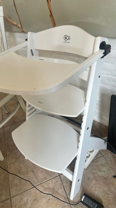 Столче за хранене детско дървено бяло